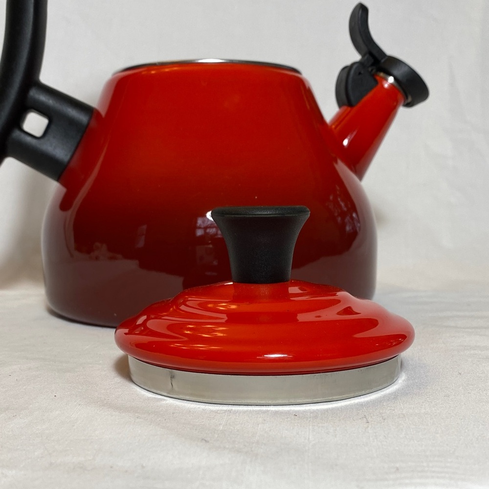 Le Creuset Red Ombré Whistling Enamel Tea Kettle - Picture 10 of 14